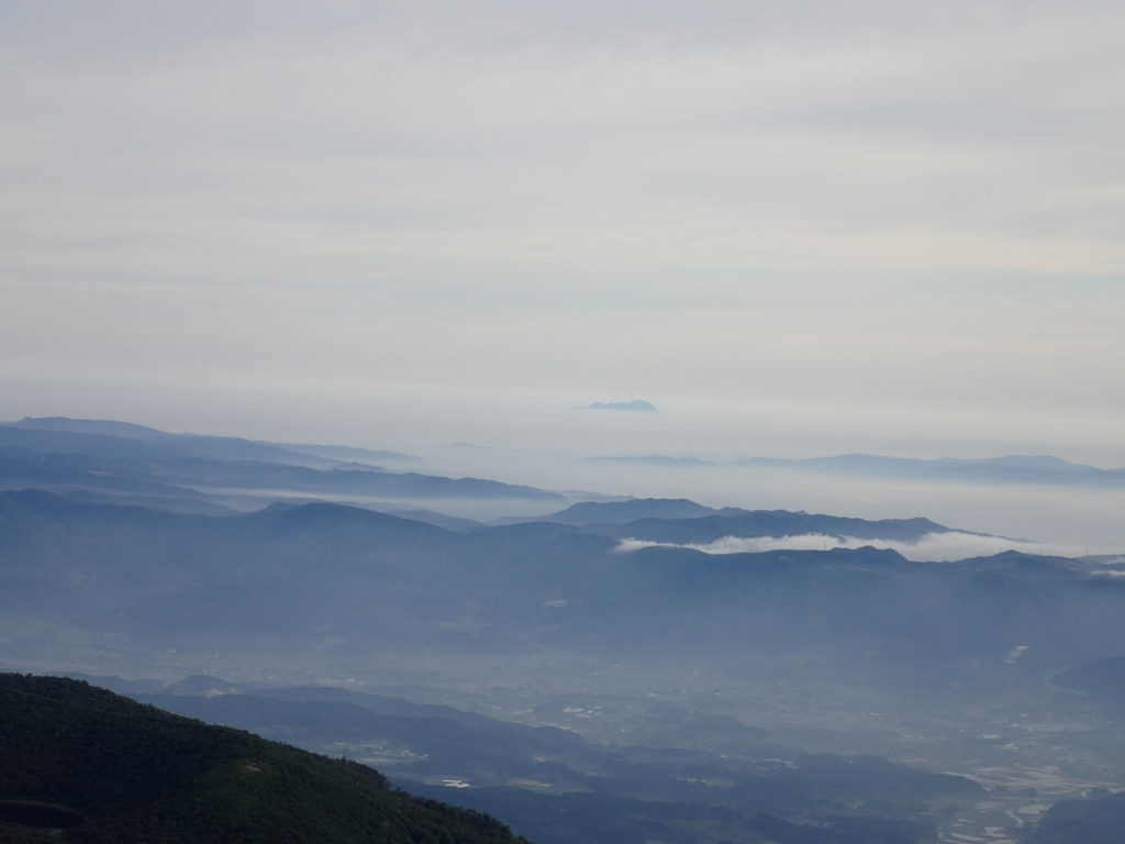 韓国岳山頂から遠方に見える雲仙普賢岳