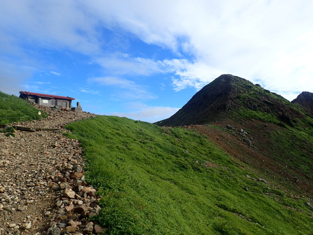 那須岳の峠の茶屋ルートから見上げる峰ノ茶屋跡避難小屋