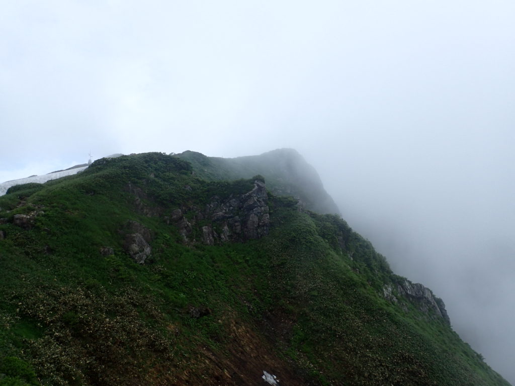 谷川岳の西黒尾根から見る谷川岳山頂(トマの耳)