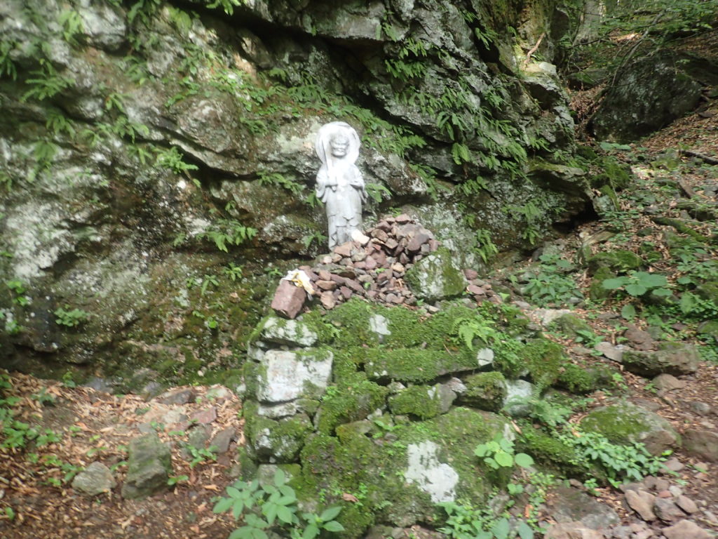 両神山日向大谷口ルート登山道の八海山の仏像