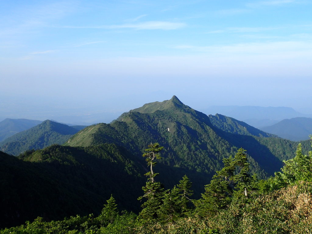 武尊山から見る剣ヶ峰山