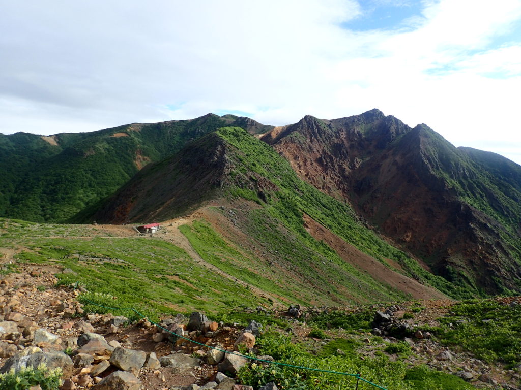 那須岳の茶臼岳側から見る峰ノ茶屋跡避難小屋と朝日岳方面