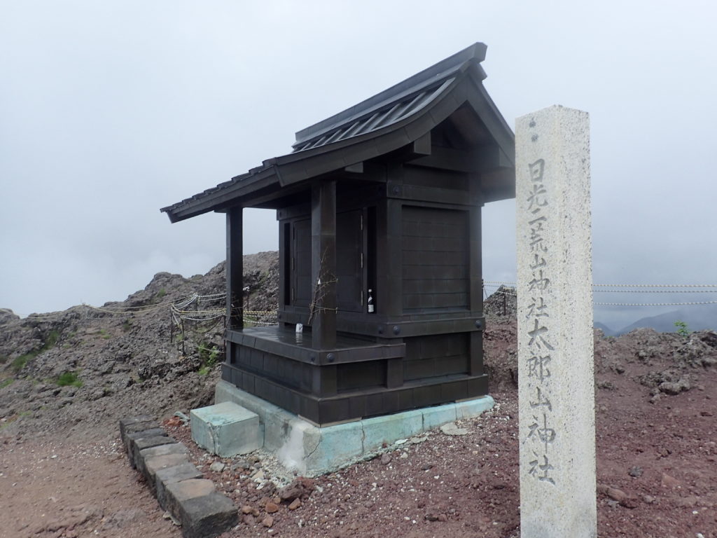 男体山山頂にある日光二荒山神社太郎山神社