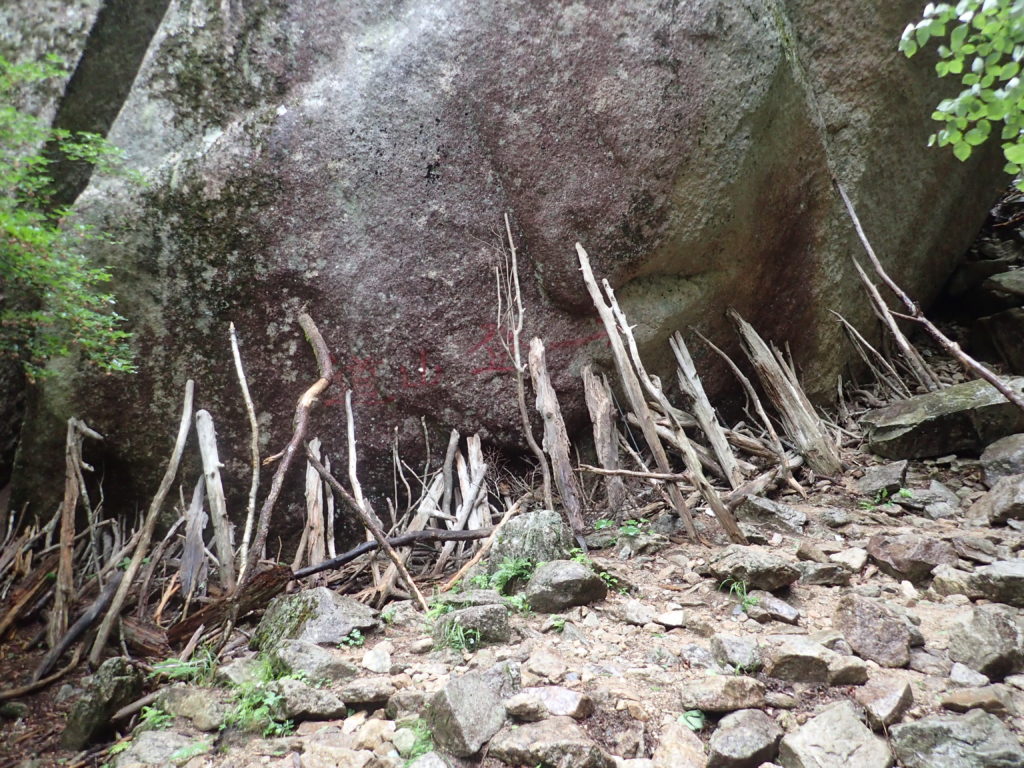 瑞牆山登山道にある桃太郎岩のつっかえ棒