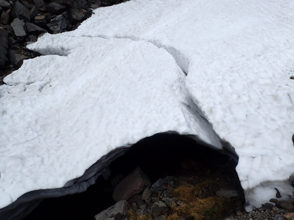 鳥海山の山頂付近の雪渓の亀裂