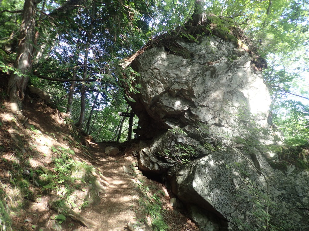 両神山日向大谷口ルート登山道の横岩