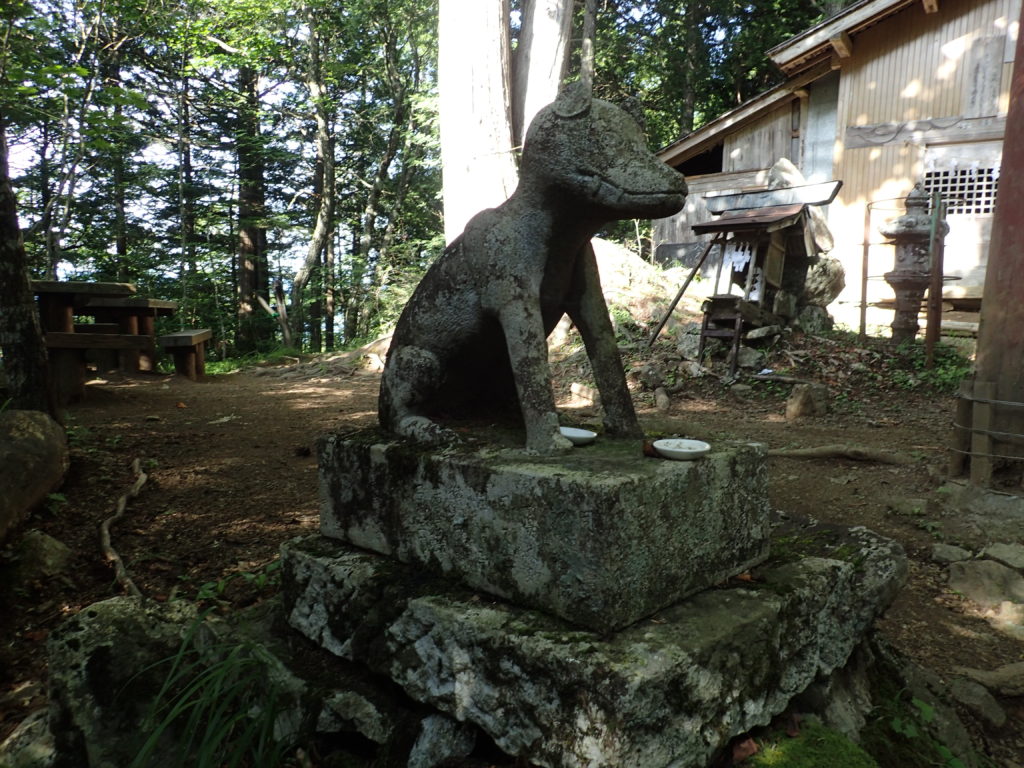 両神山日向大谷口ルート登山道の両神神社の狛犬