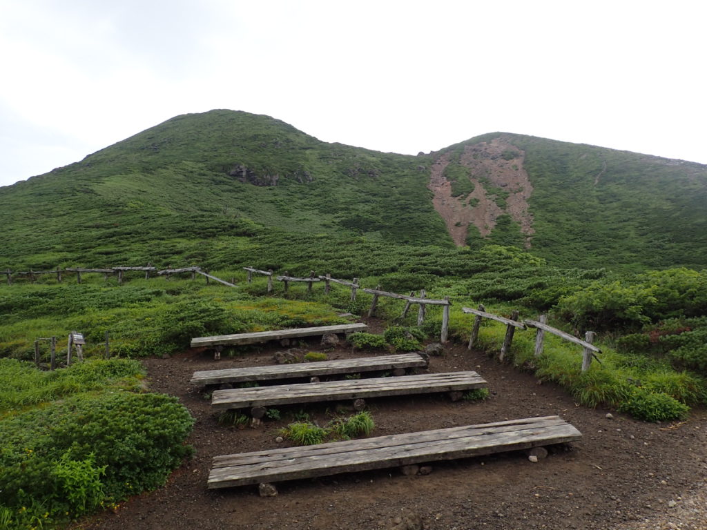 八甲田山の大岳避難小屋前のベンチと井戸岳