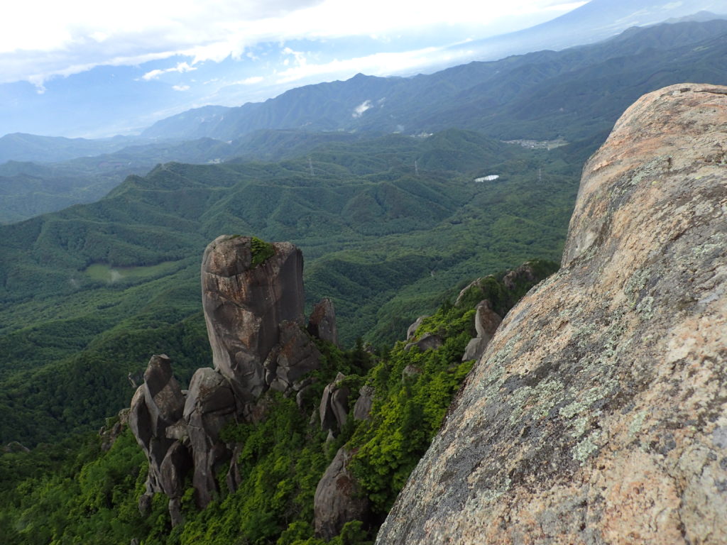 瑞牆山山頂から見る大ヤスリ岩
