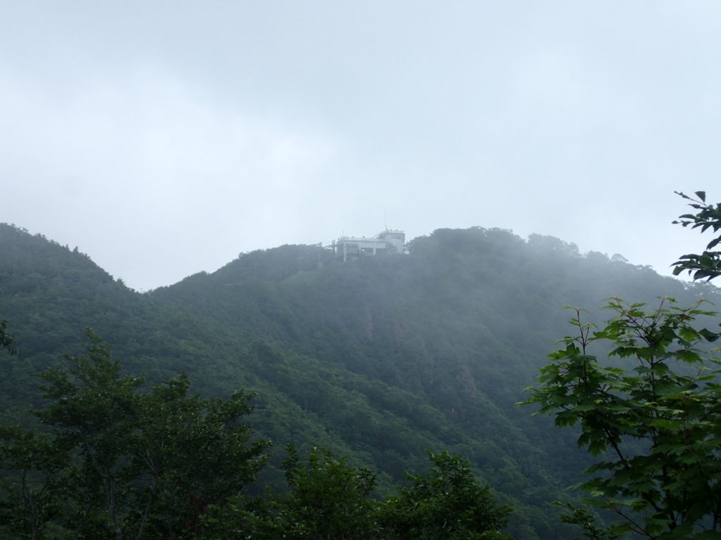 谷川岳の天神尾根登山道から見上げる天神峠