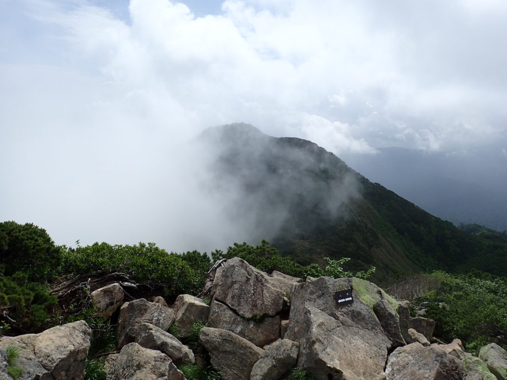 燧ヶ岳山頂の柴安嵓(しばやすぐら)から見る俎嵓(まないたぐら)