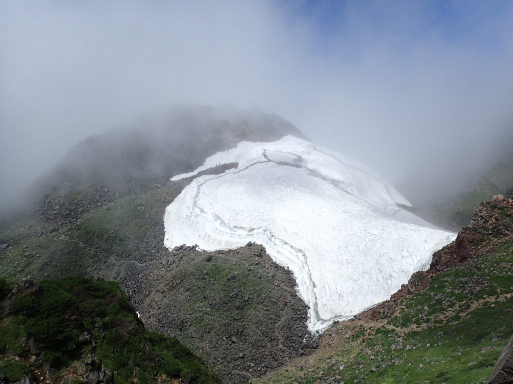鳥海山の山頂と雪渓
