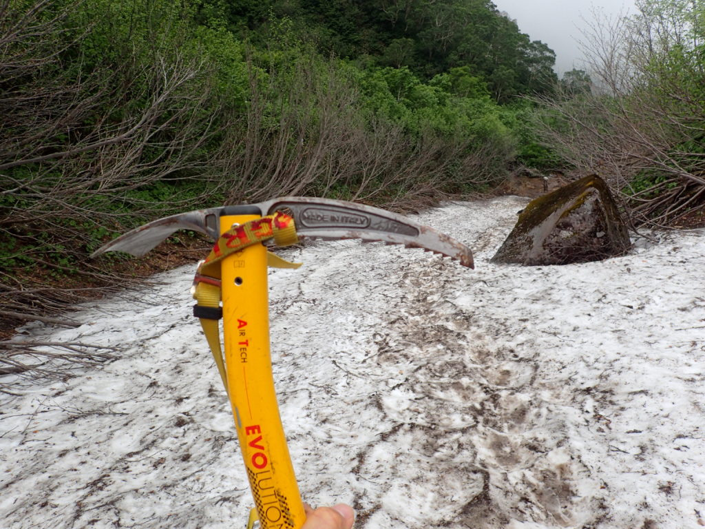 妙高山登山道の雪渓でピッケルを使用