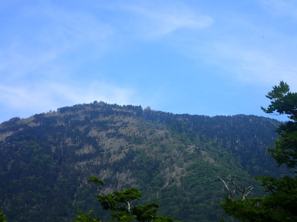 大峰山の八経ヶ岳から見た弥山小屋