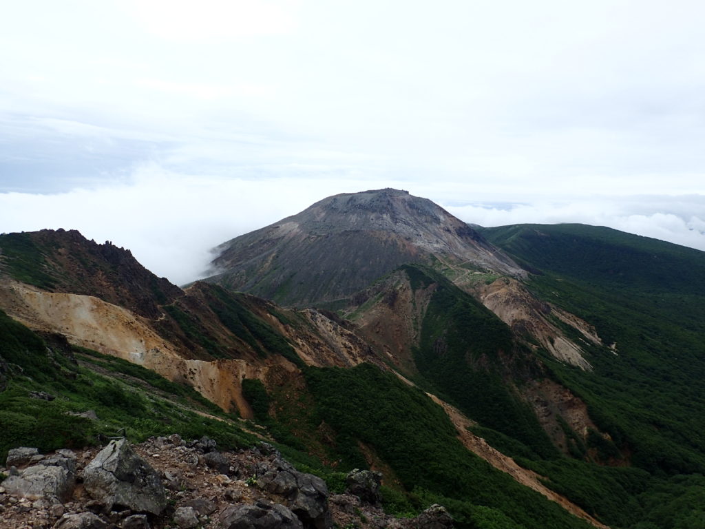 那須岳の朝日岳側から見る茶臼岳