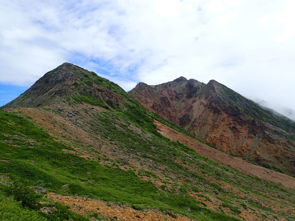 那須岳の峰ノ茶屋跡避難小屋から見る剣ヶ峰と朝日岳