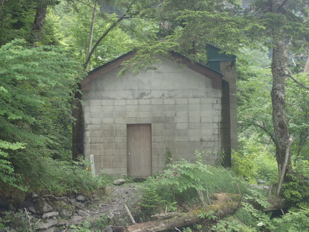 槍ヶ岳の新穂高ルートの滝谷の避難小屋
