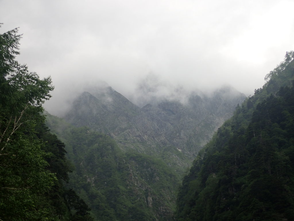 槍ヶ岳の新穂高ルートの滝谷から見上げる滝谷ドーム方向