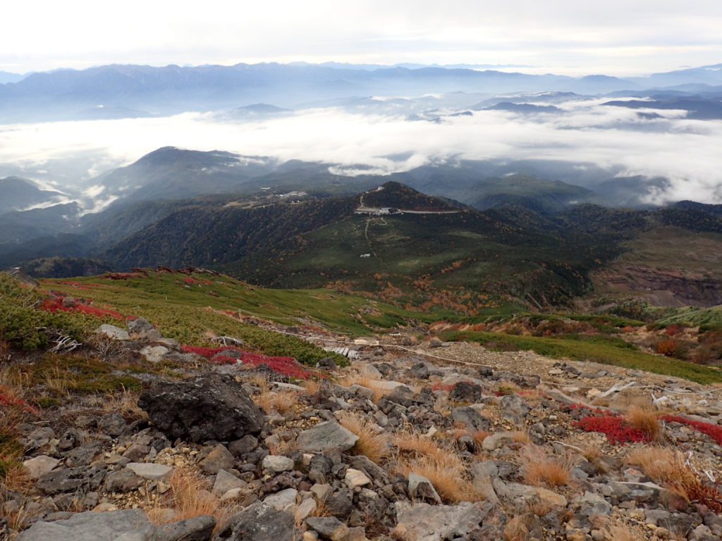 御嶽山の王滝ルートの9合目付近から見おろす王滝登山口