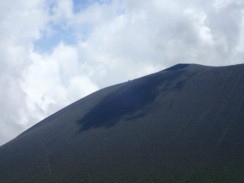 黒斑山登山道(表コース)にあるトーミの頭から撮影した浅間山