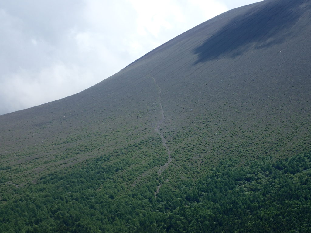 黒斑山登山道(表コース)にあるトーミの頭から撮影した浅間山
