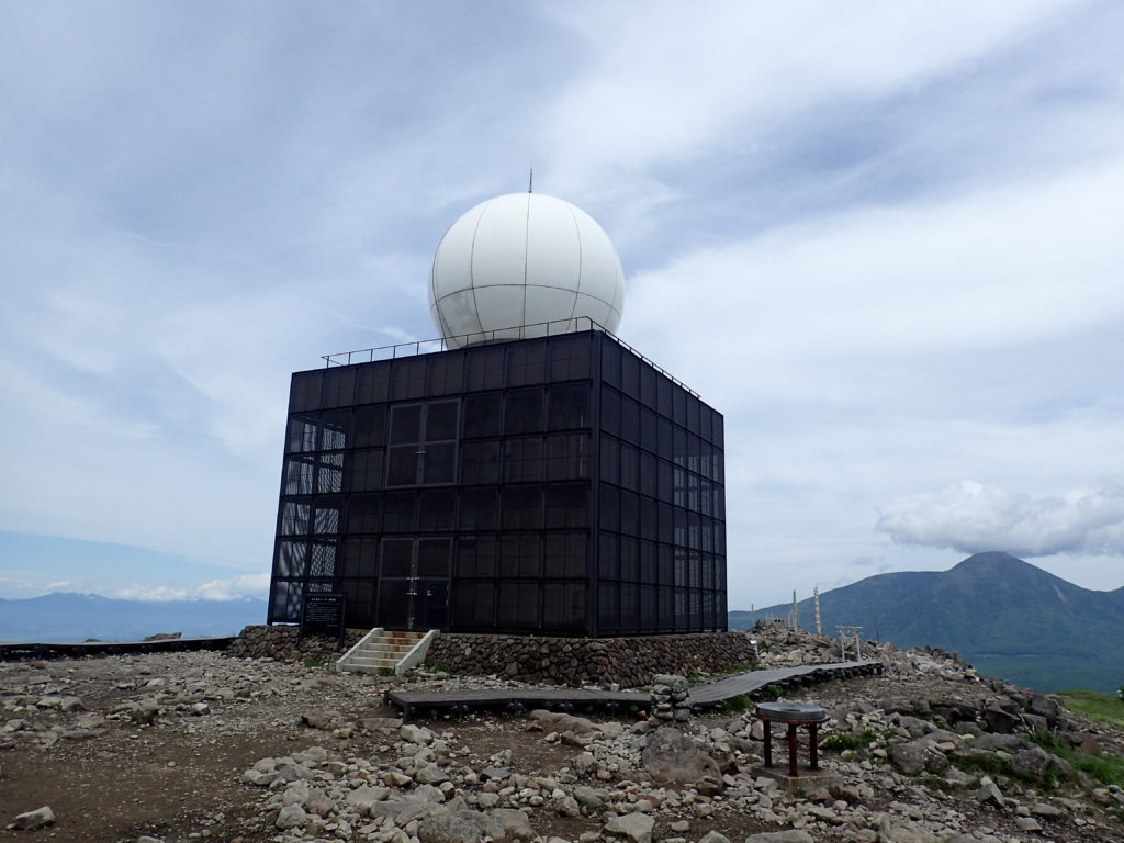 霧ケ峰の車山にある気象レーダー観測所(ドーム)