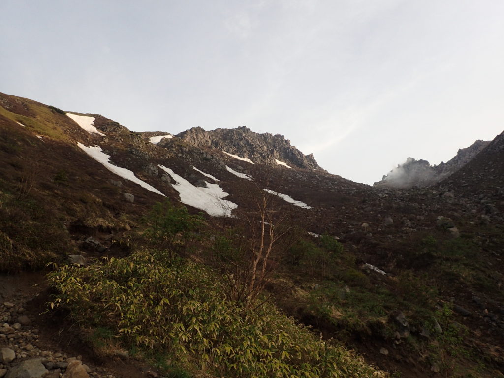 焼岳登山道(中の湯ルート)から見上げる焼岳山頂方向