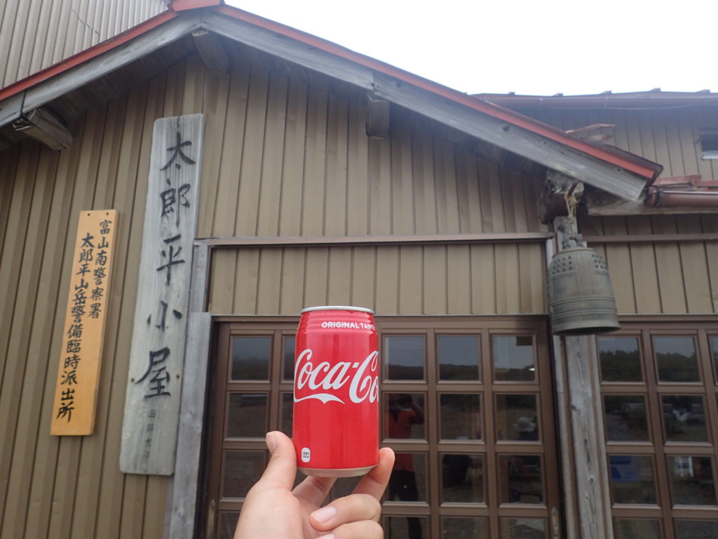 太郎平小屋でコーラを補給