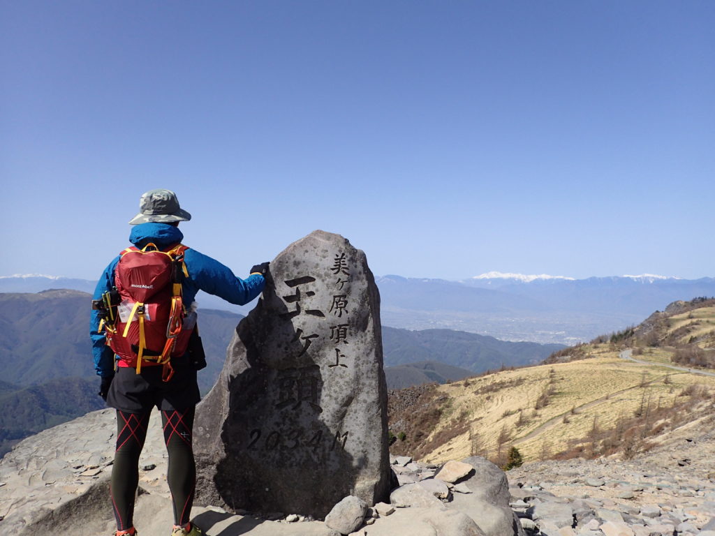 美ヶ原の王ヶ頭山頂でモンベルの登山用レインウェアであるトレントフライヤーを着て記念撮影