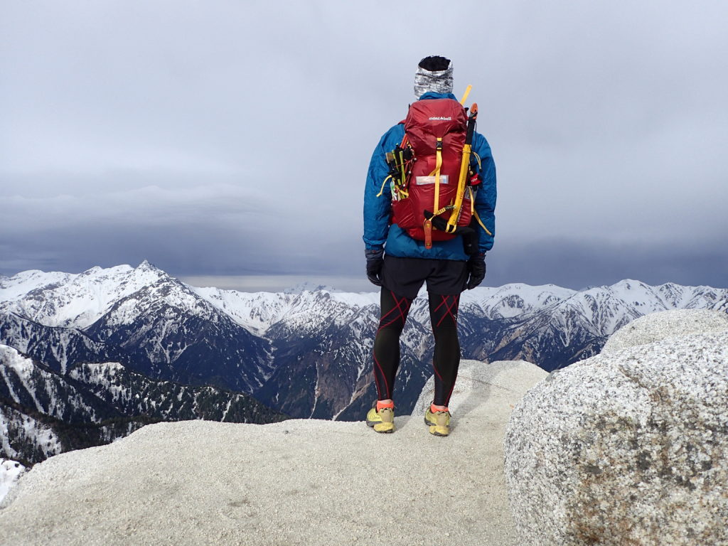 燕岳山頂でモンベルの登山用レインウェアであるトレントフライヤーを着て記念撮影