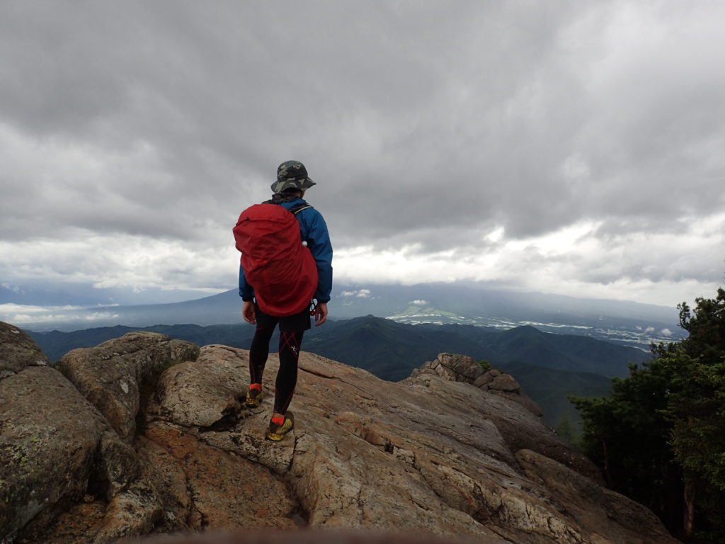 雨の降る瑞牆山山頂でモンベルの登山用レインウェアであるトレントフライヤーを着て記念撮影