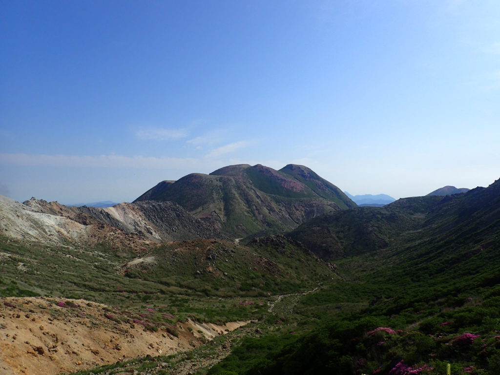 九重山(久住山)の稜線から眺める三俣岳