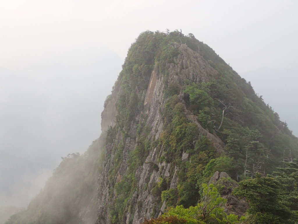 石鎚山の天狗岳から先のピークと絶壁