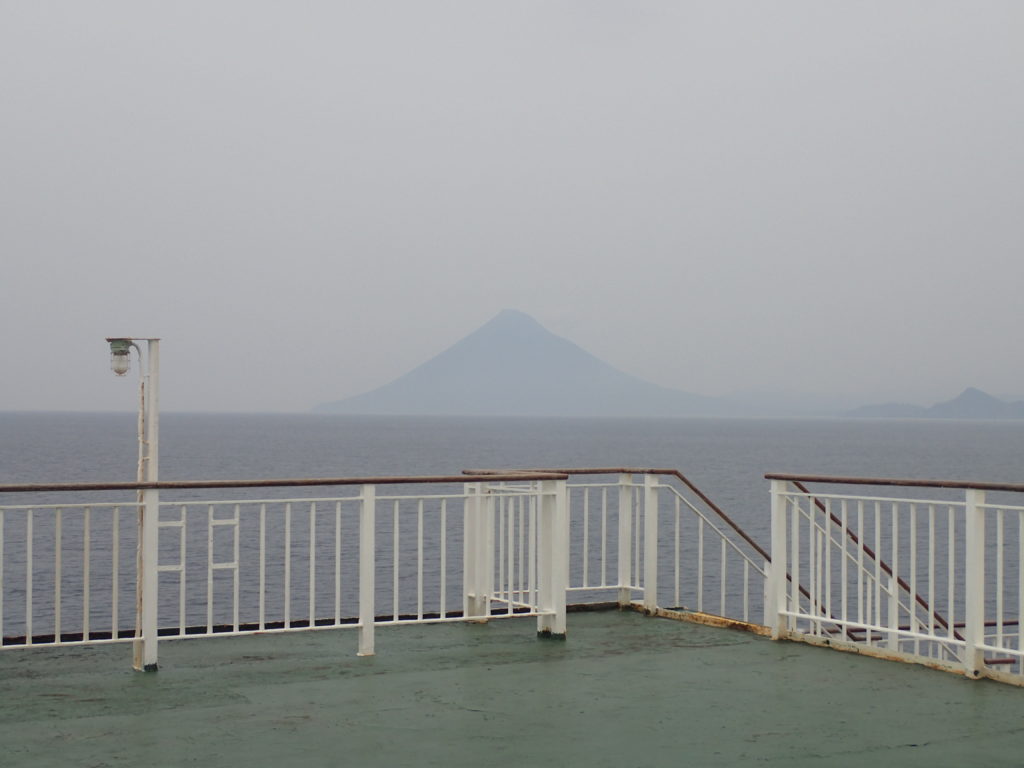 屋久島行きのフェリーから開聞岳を撮影