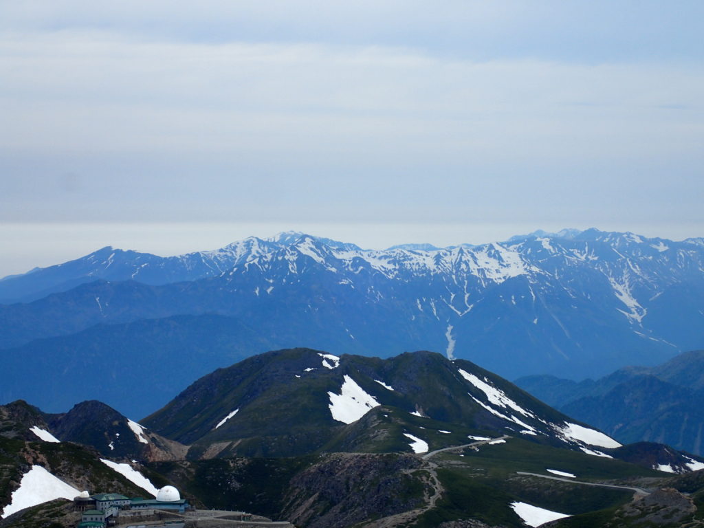 乗鞍岳最高峰の剣ヶ峰から見る北アルプス裏銀座の山々