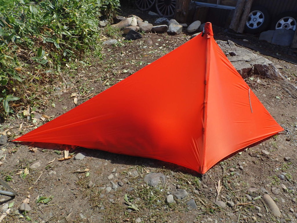 ヘリテイジのストックシェルター【登山用簡易テント】は慣れれば1分で 