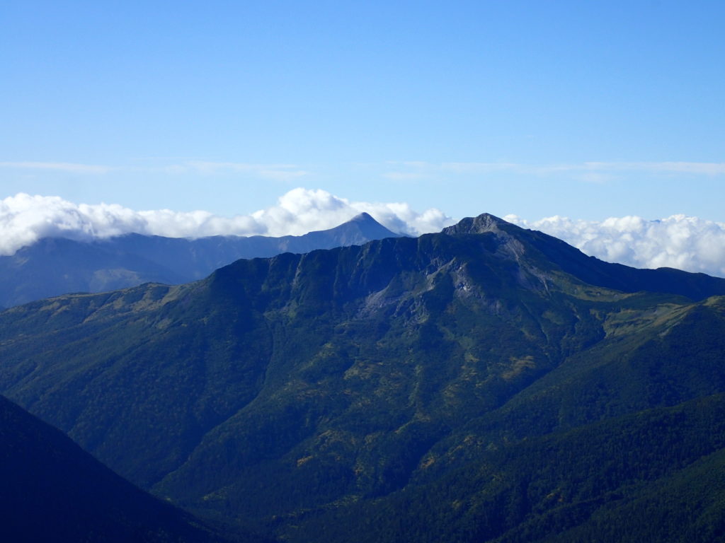 薬師岳登山道から眺める黒部五郎岳と笠ヶ岳
