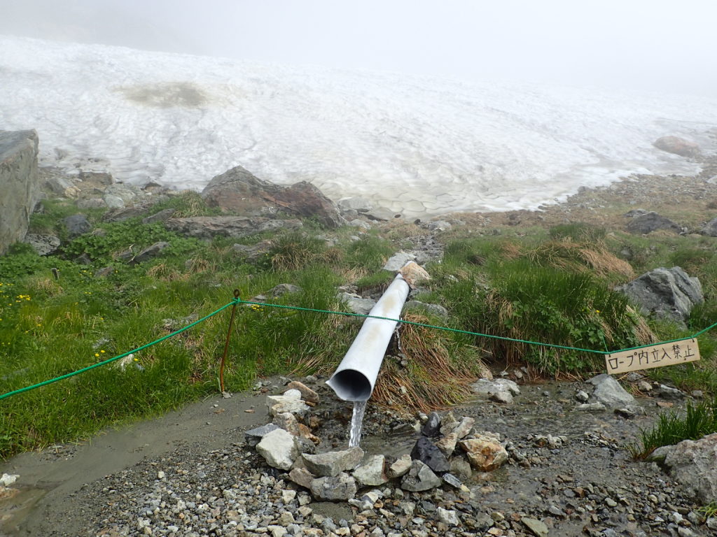 白馬岳の雪渓からの雪解け水