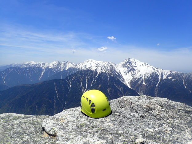 鳳凰三山の観音岳でペツルの登山用ヘルメットであるエリオスの記念撮影　