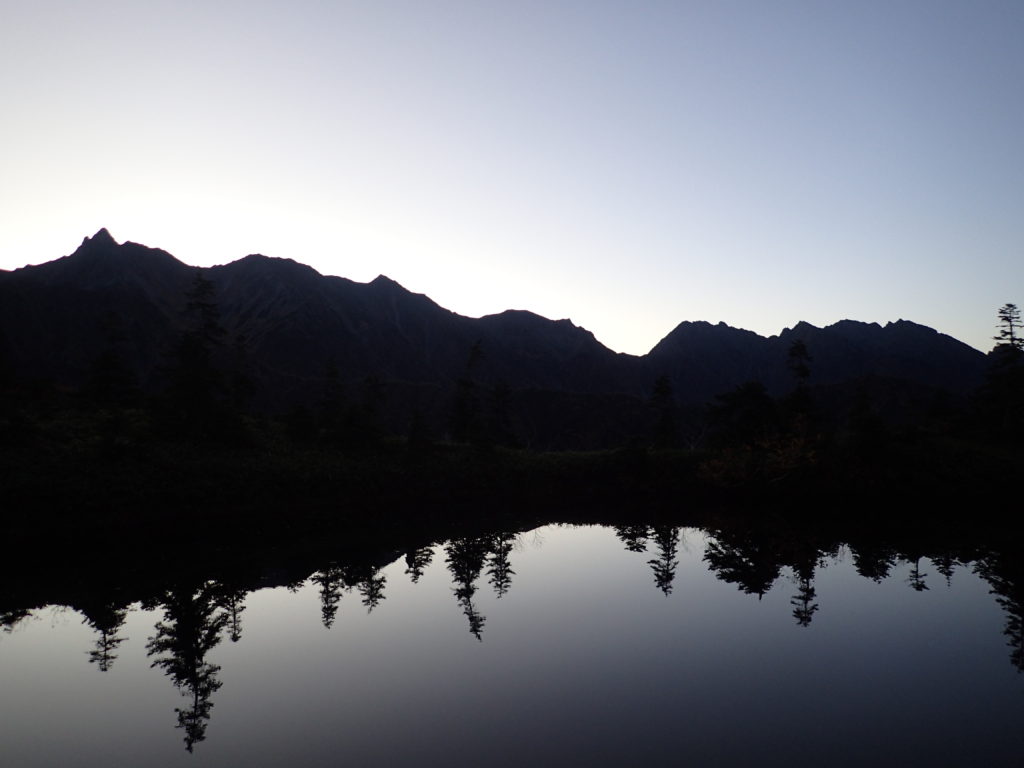 鏡池から見る日の出前の槍ヶ岳と穂高岳の稜線