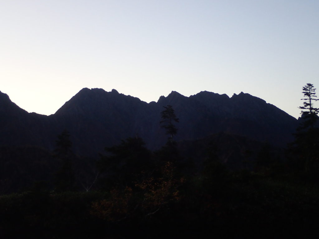 鏡池から見る日の出前の穂高岳