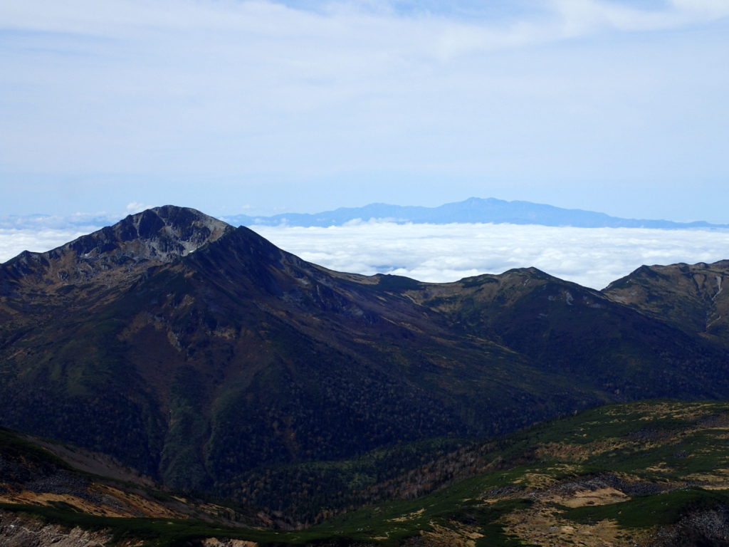 水晶岳付近から見る黒部五郎岳と白山