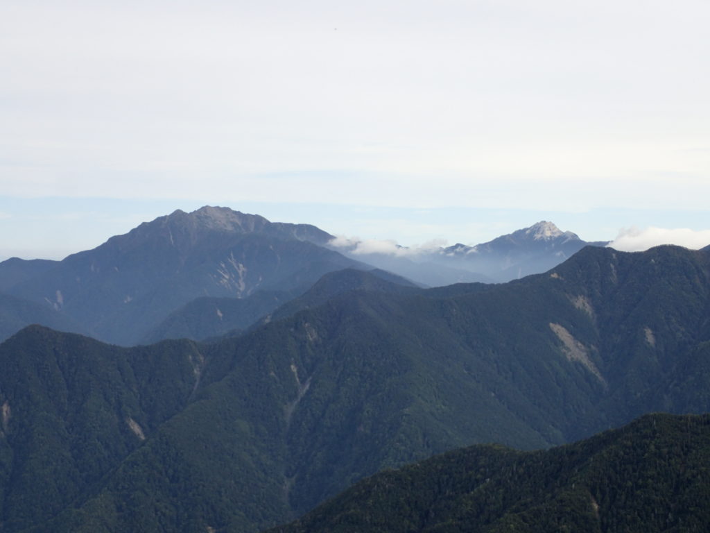 塩見岳登山道から見る仙丈ケ岳と甲斐駒ヶ岳