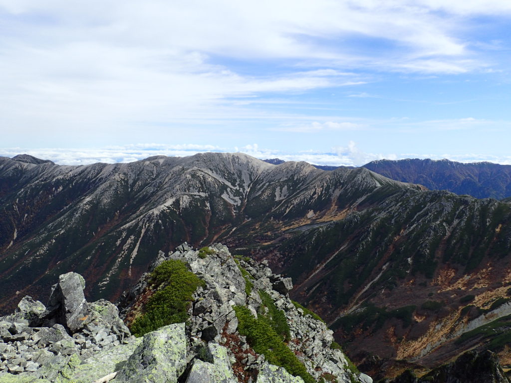 水晶岳山頂から見る野口五郎岳の稜線