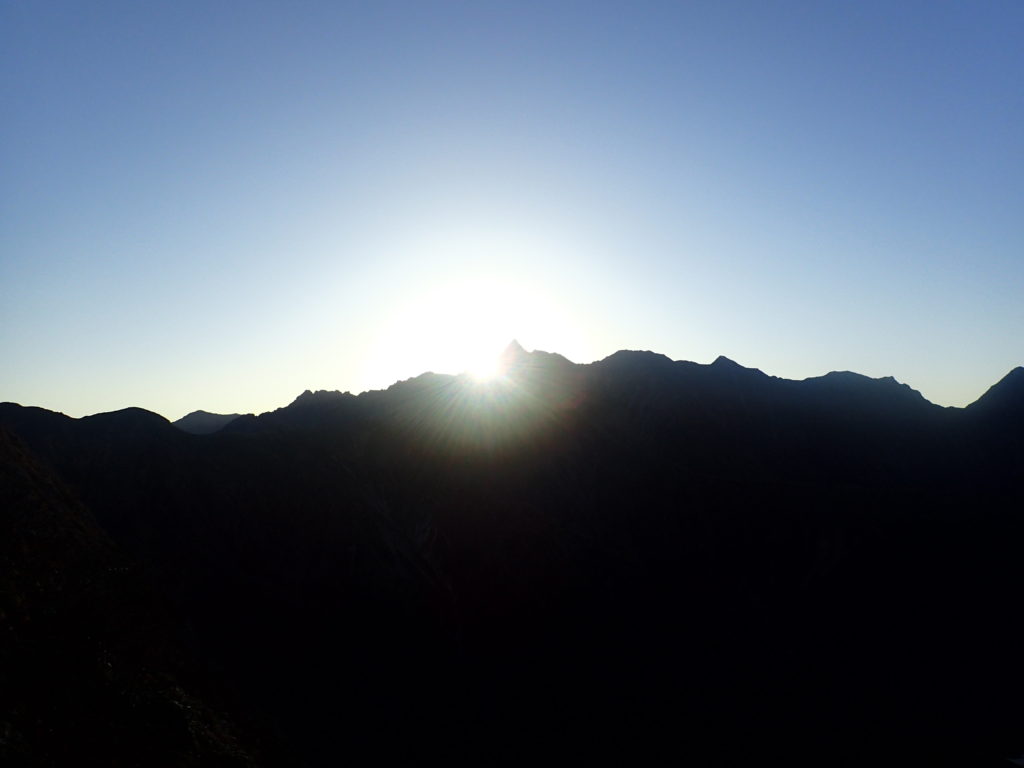 槍ヶ岳から登る太陽