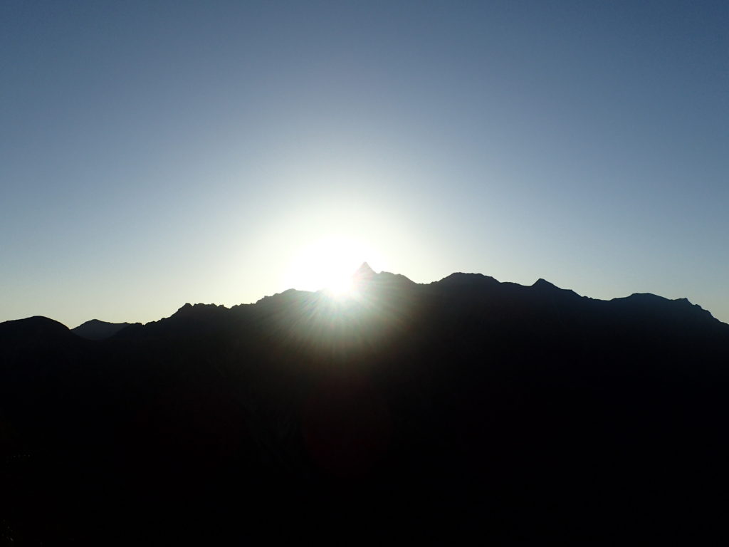 槍ヶ岳から登る太陽