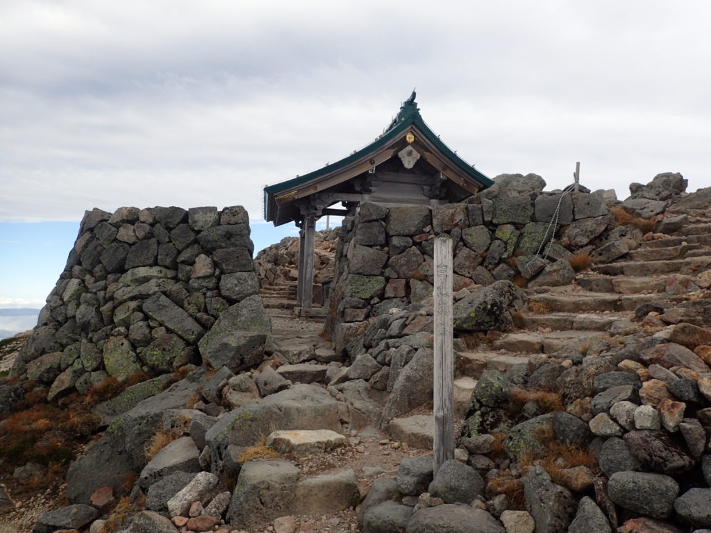 白山の御前峰山頂の白山比咩神社