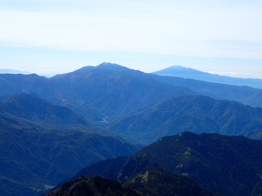 笠ヶ岳から見る乗鞍岳と御嶽山