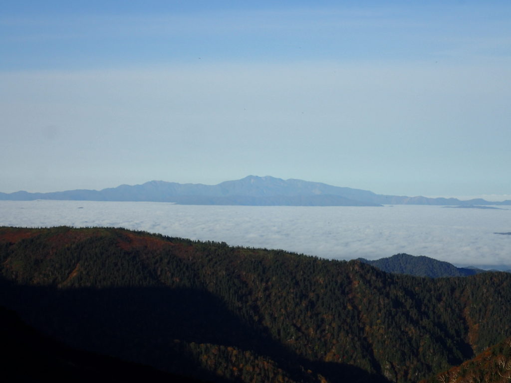 弓折乗越付近から見る雲海の向こうの白山