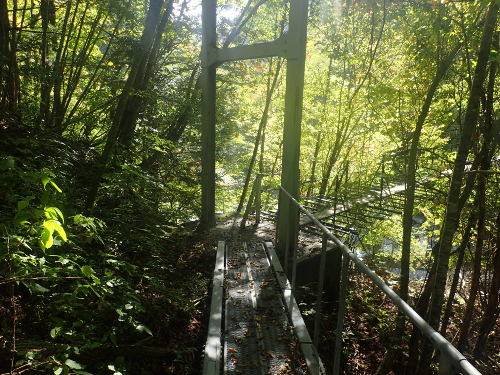 椹島の千枚岳登山口近くのつり橋